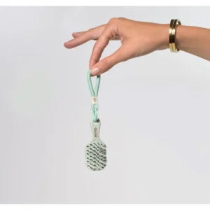 the-original-charm-cepillo-detangling-natural-fiber mano verde